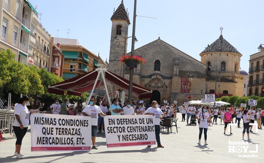GALERÍA: Los empresarios feriantes se manifiestan a las puertas del ayuntamiento para exigir ayudas para el sector GALERÍA: Los empresarios feriantes se manifiestan a las puertas del ayuntamiento para exigir ayudas para el sector
