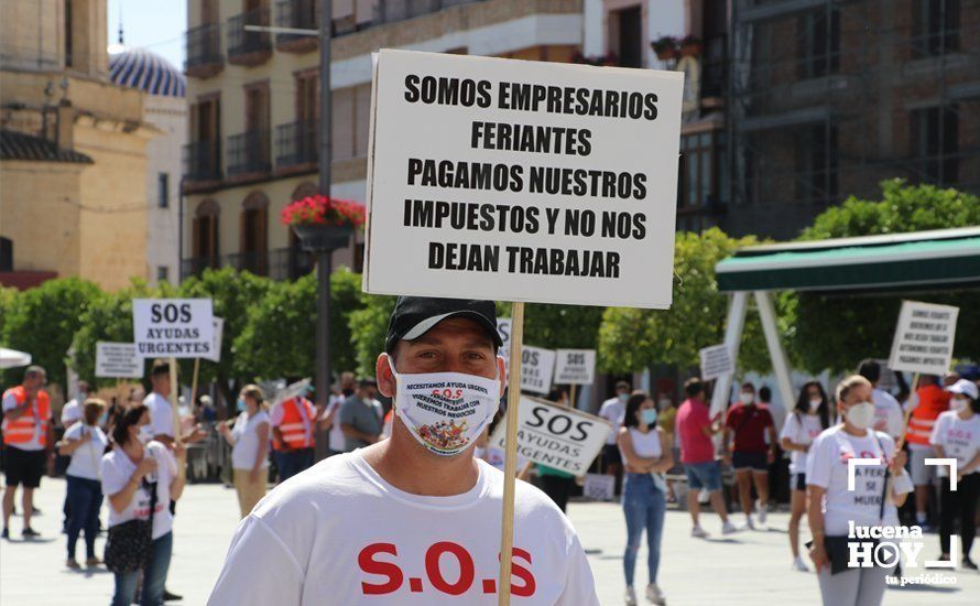 GALERÍA: Los empresarios feriantes se manifiestan a las puertas del ayuntamiento para exigir ayudas para el sector