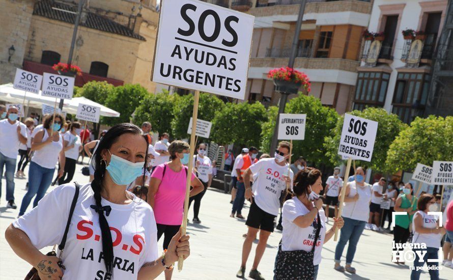 GALERÍA: Los empresarios feriantes se manifiestan a las puertas del ayuntamiento para exigir ayudas para el sector