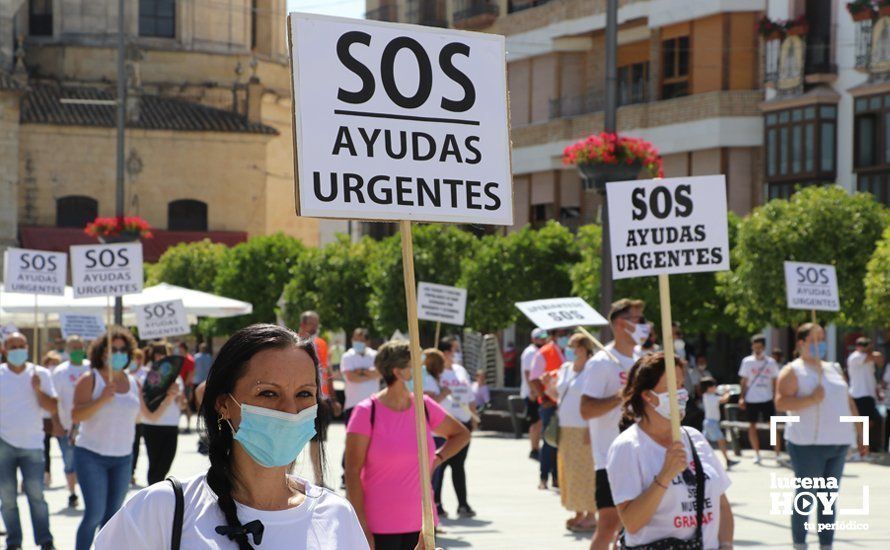 GALERÍA: Los empresarios feriantes se manifiestan a las puertas del ayuntamiento para exigir ayudas para el sector