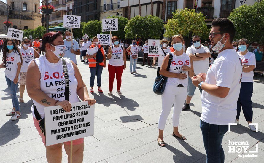 GALERÍA: Los empresarios feriantes se manifiestan a las puertas del ayuntamiento para exigir ayudas para el sector