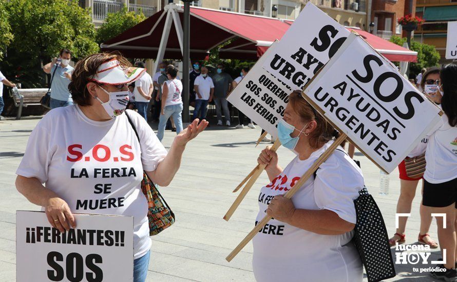 GALERÍA: Los empresarios feriantes se manifiestan a las puertas del ayuntamiento para exigir ayudas para el sector