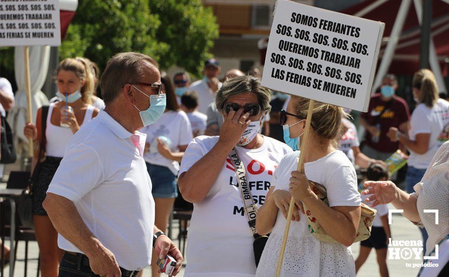 GALERÍA: Los empresarios feriantes se manifiestan a las puertas del ayuntamiento para exigir ayudas para el sector