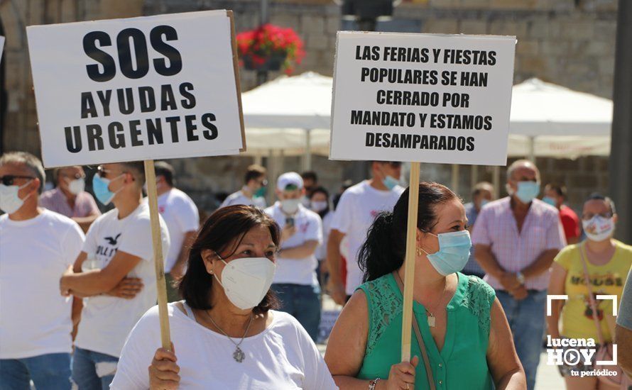 GALERÍA: Los empresarios feriantes se manifiestan a las puertas del ayuntamiento para exigir ayudas para el sector