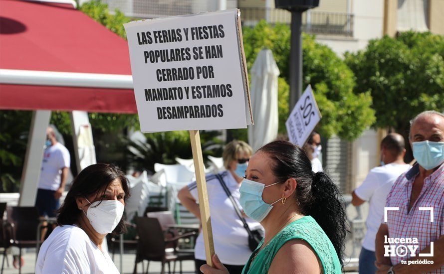 GALERÍA: Los empresarios feriantes se manifiestan a las puertas del ayuntamiento para exigir ayudas para el sector