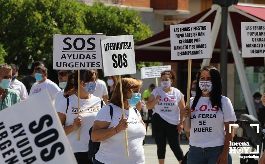 GALERÍA: Los empresarios feriantes se manifiestan a las puertas del ayuntamiento para exigir ayudas para el sector