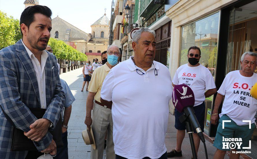 GALERÍA: Los empresarios feriantes se manifiestan a las puertas del ayuntamiento para exigir ayudas para el sector GALERÍA: Los empresarios feriantes se manifiestan a las puertas del ayuntamiento para exigir ayudas para el sector