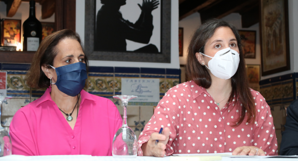  La delegada de Cultura y Patrimonio Histórico, Cristina Casanueva durante la presentación del certamen, junto a Blanca Torrent. 