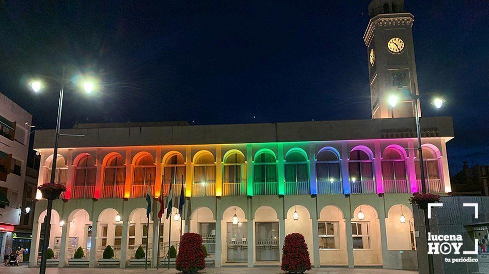  El ayuntamiento de Lucena iluminado con los colores de la bandera del colectivo LGTBI el pasado fin de semana 