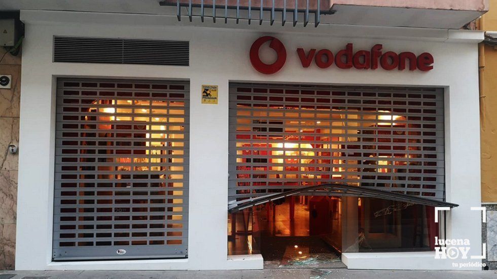  Así ha aparecido esta mañana la puerta de la tienda Vodafone Lucena, en la calle El Peso 