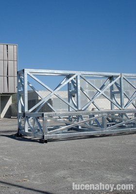  Comienzan a llegar las torres de luz del Estadio Ciudad de Lucena 