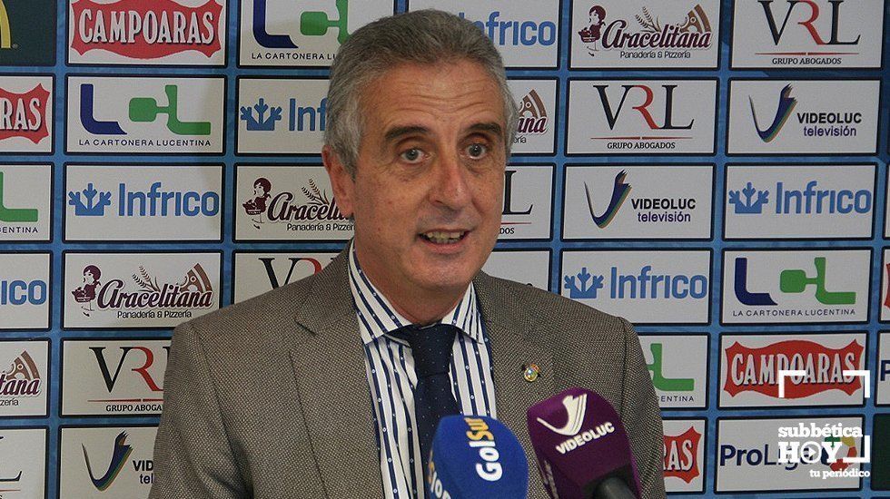  Juan Pe?rez durante la rueda de prensa en el estadio municipal Foto: Ciudad de Lucena 