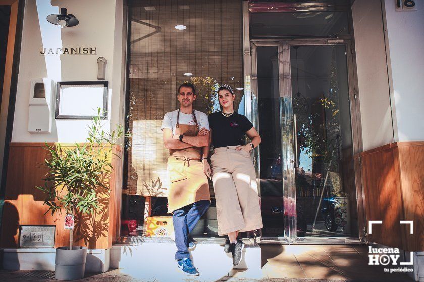  Luis Contreras y Claudia Zamora en la puerta de Japanish Tapas 