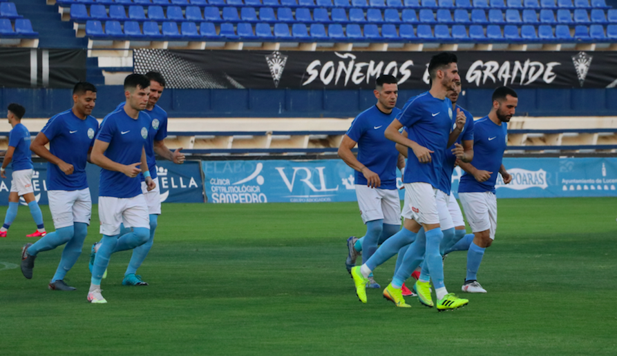  Los jugadores del Ciudad de Lucena calientan ya sobre el césped del municipal de Marbella 