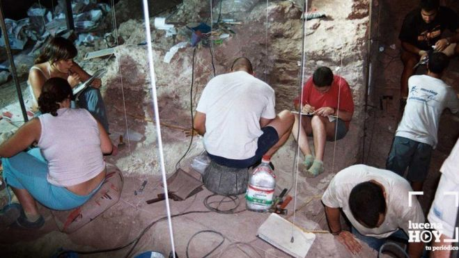 Trabajo en la "covacha" de la Cueva del Ángel. Archivo Trabajo en la "covacha" de la Cueva del Ángel. Archivo