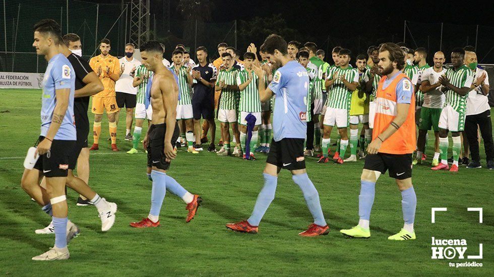  Los jugadores celestes se retiran del terreno escuchando los aplausos de su verdugo 