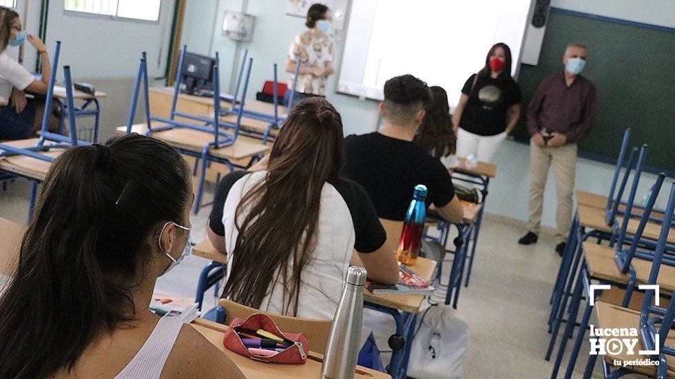  Juan Pérez y Lourdes Parra durante la visita a los alumnos de estos cursos 