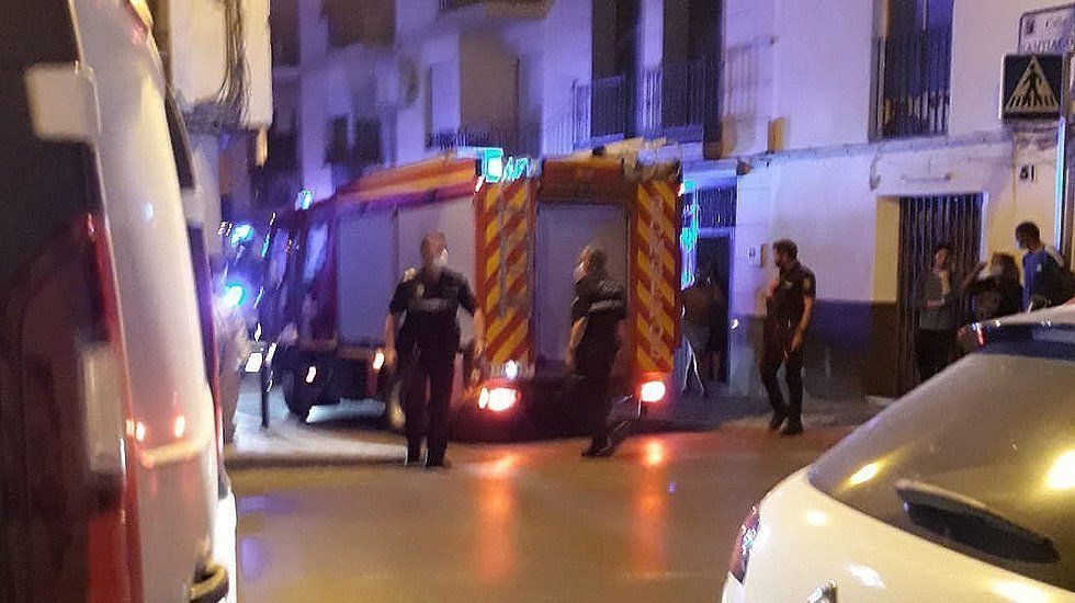  Policía y bomberos junto al edificio en el que se produjeron los hechos. Foto enviada por un lector 