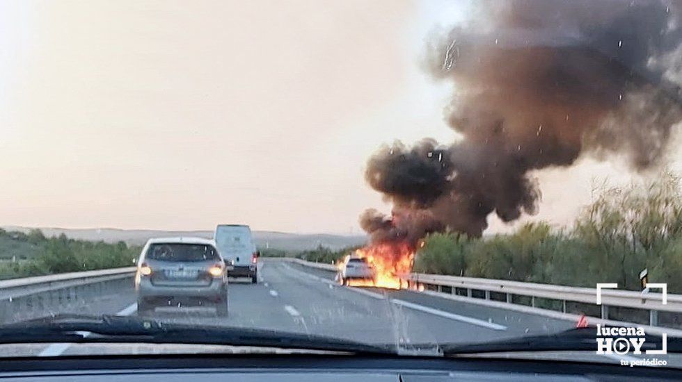  El vehículo arde en el arcen instantes antes de la llegada de los bomberos. Foto remitida por un lector. 