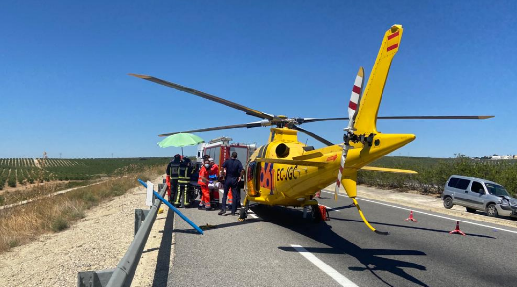  Un momento del traslado dl herido al helicóptero del 061. Foto: 061 Córdoba 