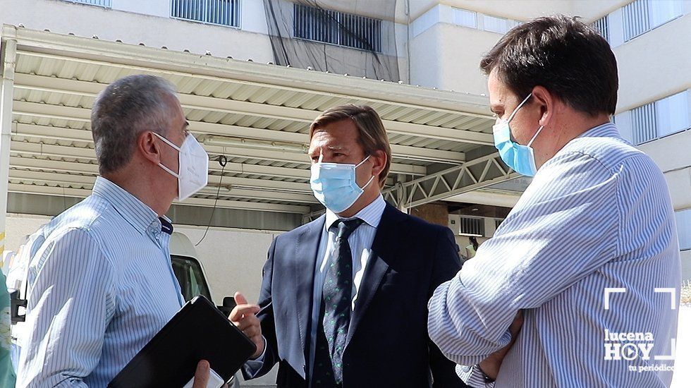  Antonio Repullo conversa con el alcalde, Juan Pérez, y el edil del PP, Aurelio Fernández, durante su visita al centro de salud Lucena I 