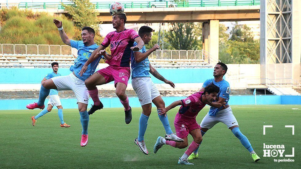  Duelo aéreo durante el amistoso entre el Ciudad de Lucena y el Linares Deportivo 