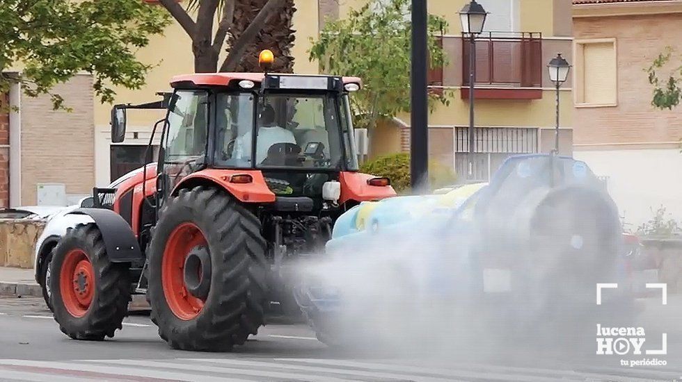  Un tractor realiza trabajos de desinfección durante el pasado mes de abril 