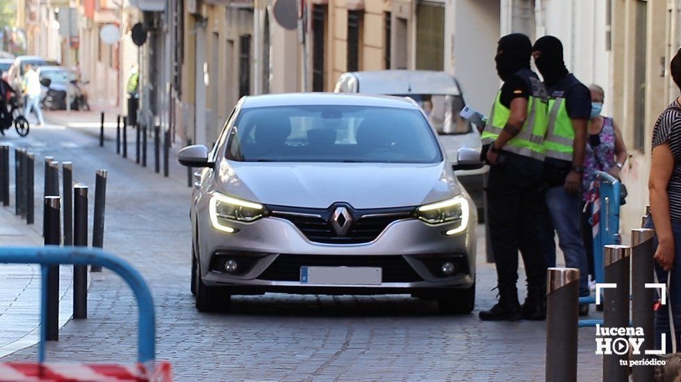  Uno d elos controles establecidos por la policía en las calles del centro de Lucena 