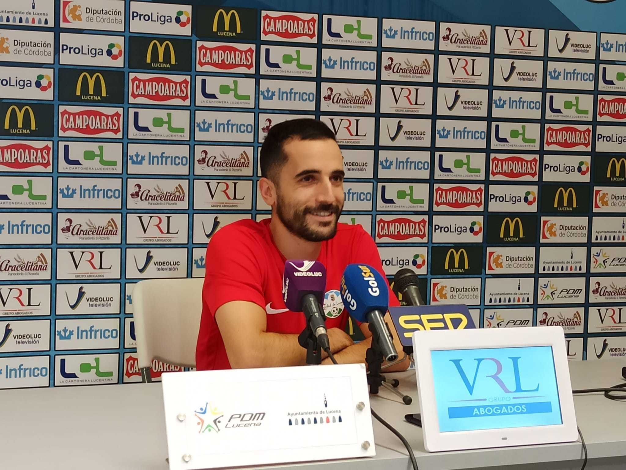  El centrocampista del Ciudad de Lucena, Mario Ruiz, ante los medios de comunicación en la semana previa al amistoso ante el CD Alhaurino 