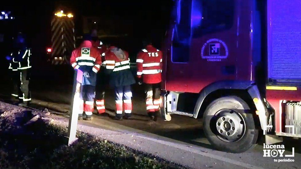  Sanitarios y bomberos en un accidente de tráfico en el término municipal de Lucena. Archivo LucenaHoy 