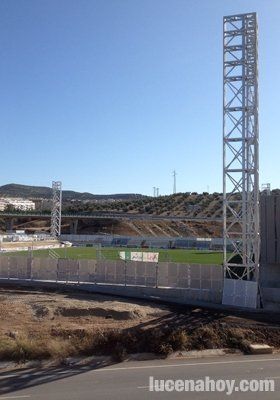  Concluye la instalación de las torres de luz en el nuevo estadio 