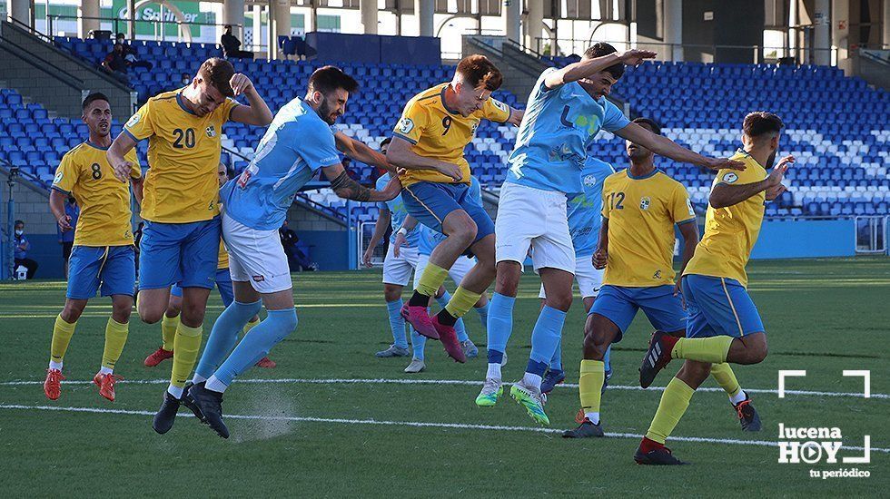  Duelo aéreo entre los jugadores del Ciudad de Lucena y del Alhaurino durante su encuentro de pretemporada 