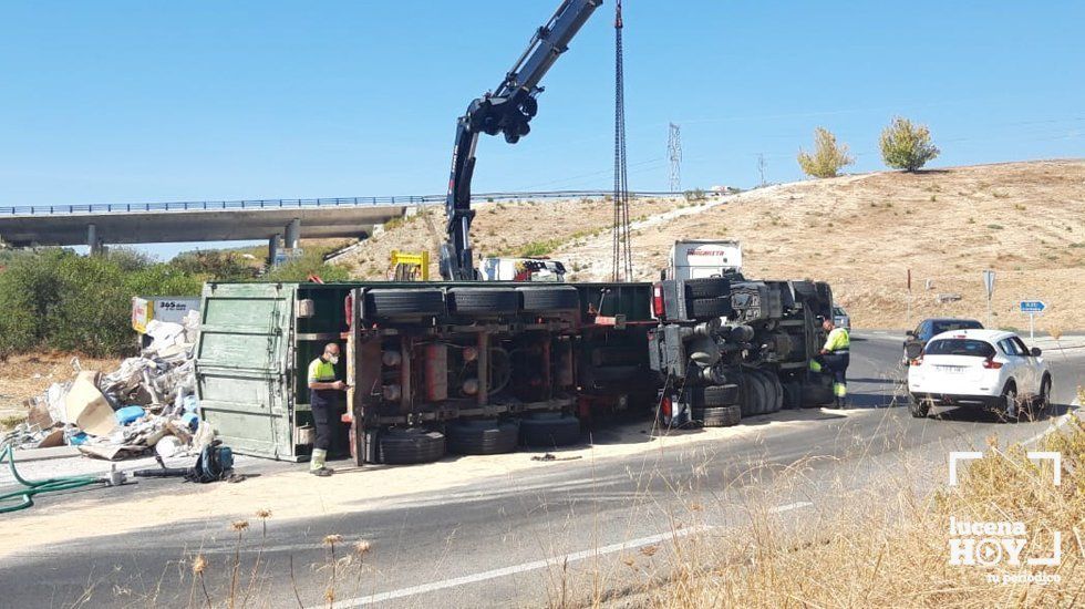  CAMION VUELCO ROTONDA LUCENA 