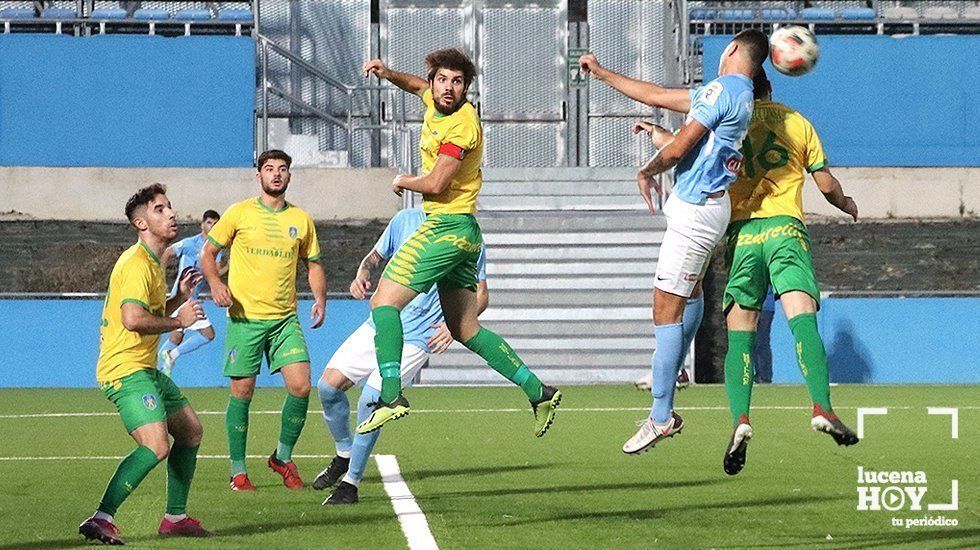  Duelo aéreo entre los jugadores del Ciudad de Lucena y del Montilla 