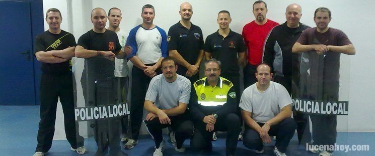  30 agentes toman parte en un curso de defensa personal 