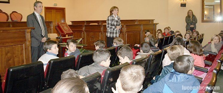  Un centenar de escolares visitan el Ayuntamiento de Lucena 