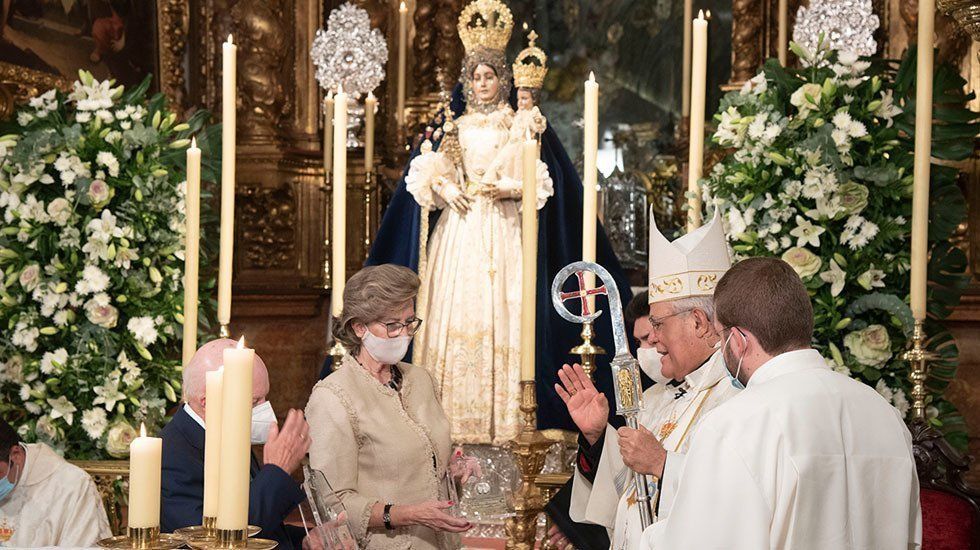  José Luis Sánchez y María Dolores López reciben las medallas de la Diócesis. Foto: Joaquín Ferrer López de Ahumada 