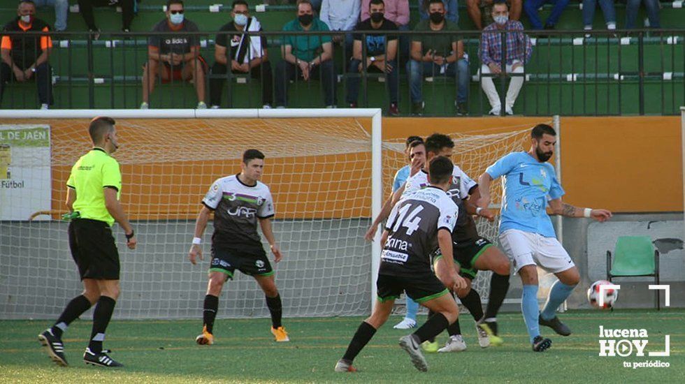  Un lance del partido entre Mancha Real y Ciudad de Lucena, disputado con público en la grada. Foto: Ciudad de Lucena 