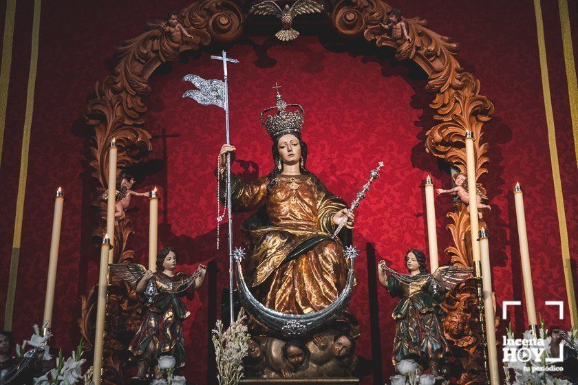  La Virgen de la Aurora en el dosel instalado en el altar mayor de la parroquia de Santo Domingo 