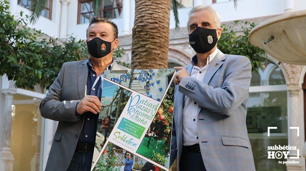  El presidente de la Mancomunidad de la Subbética, Lope Ruiz, junto al alcalde de Lucena, Juan Pérez, durante la presentación del cartel "Patios de Otoño". 