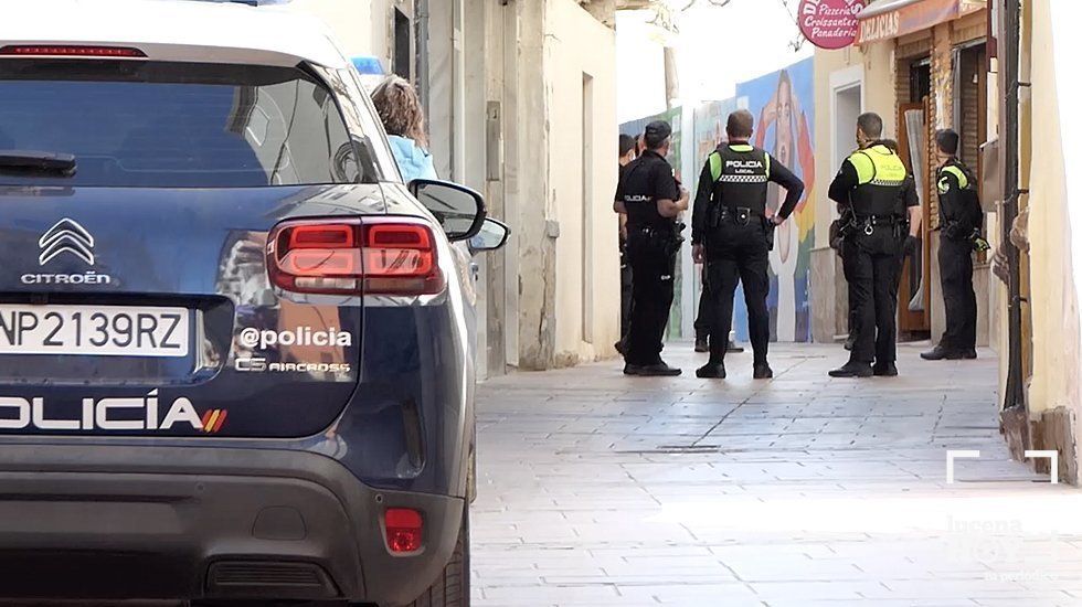  Los agentes en la puerta de la vivienda que iba a ser ocupada en la calle Mesón 