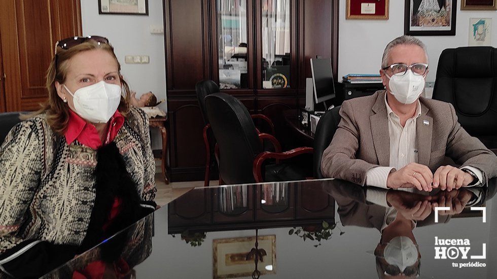  Araceli Chicano y Juan Pérez durante la firma del convenio con la AECC 