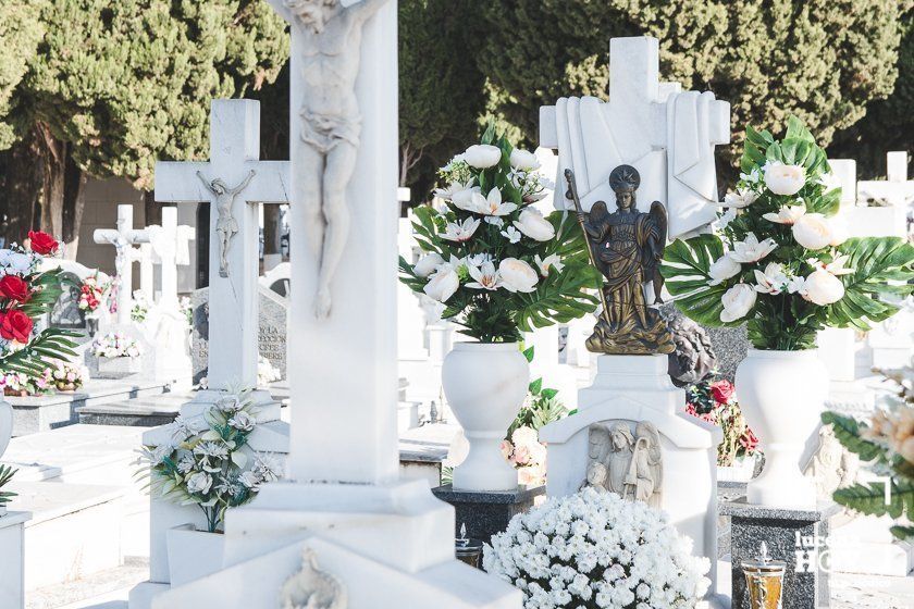 GALERÍA: Días de flores y recuerdo en los cementerios de Lucena