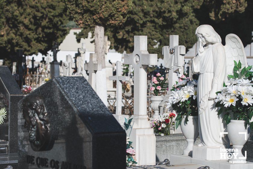 GALERÍA: Días de flores y recuerdo en los cementerios de Lucena