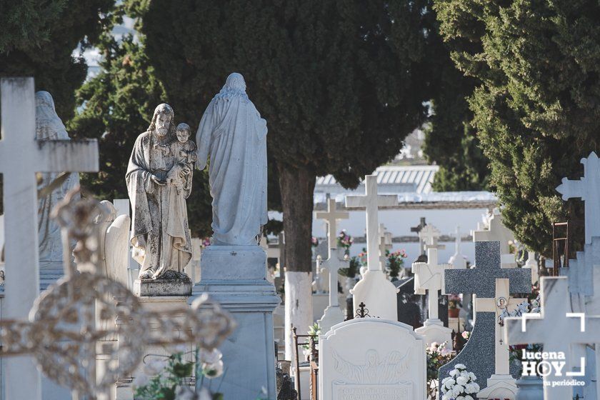 GALERÍA: Días de flores y recuerdo en los cementerios de Lucena