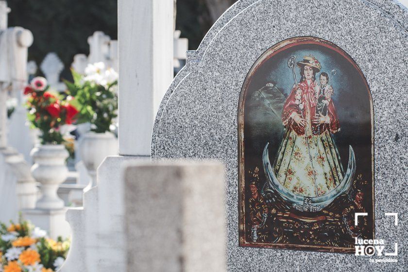 GALERÍA: Días de flores y recuerdo en los cementerios de Lucena