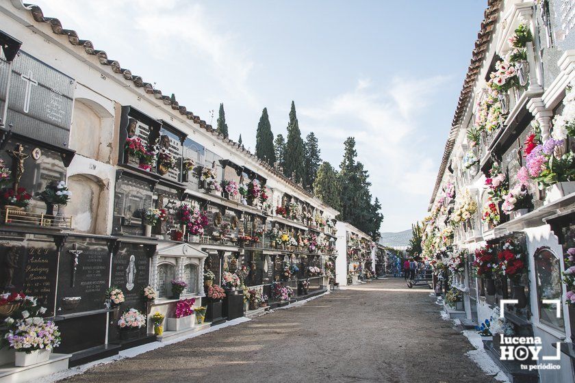 GALERÍA: Días de flores y recuerdo en los cementerios de Lucena