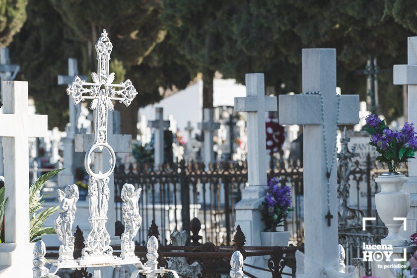 GALERÍA: Días de flores y recuerdo en los cementerios de Lucena