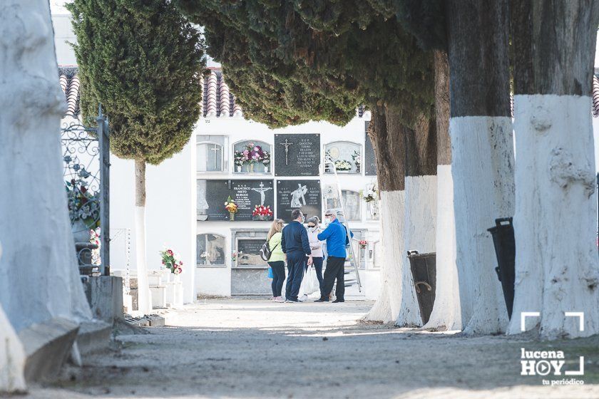 GALERÍA: Días de flores y recuerdo en los cementerios de Lucena