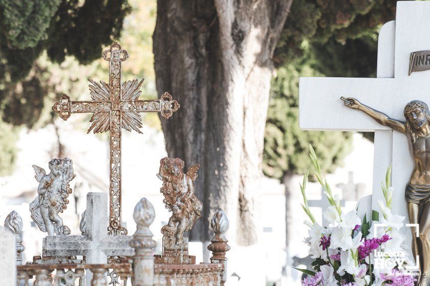 GALERÍA: Días de flores y recuerdo en los cementerios de Lucena